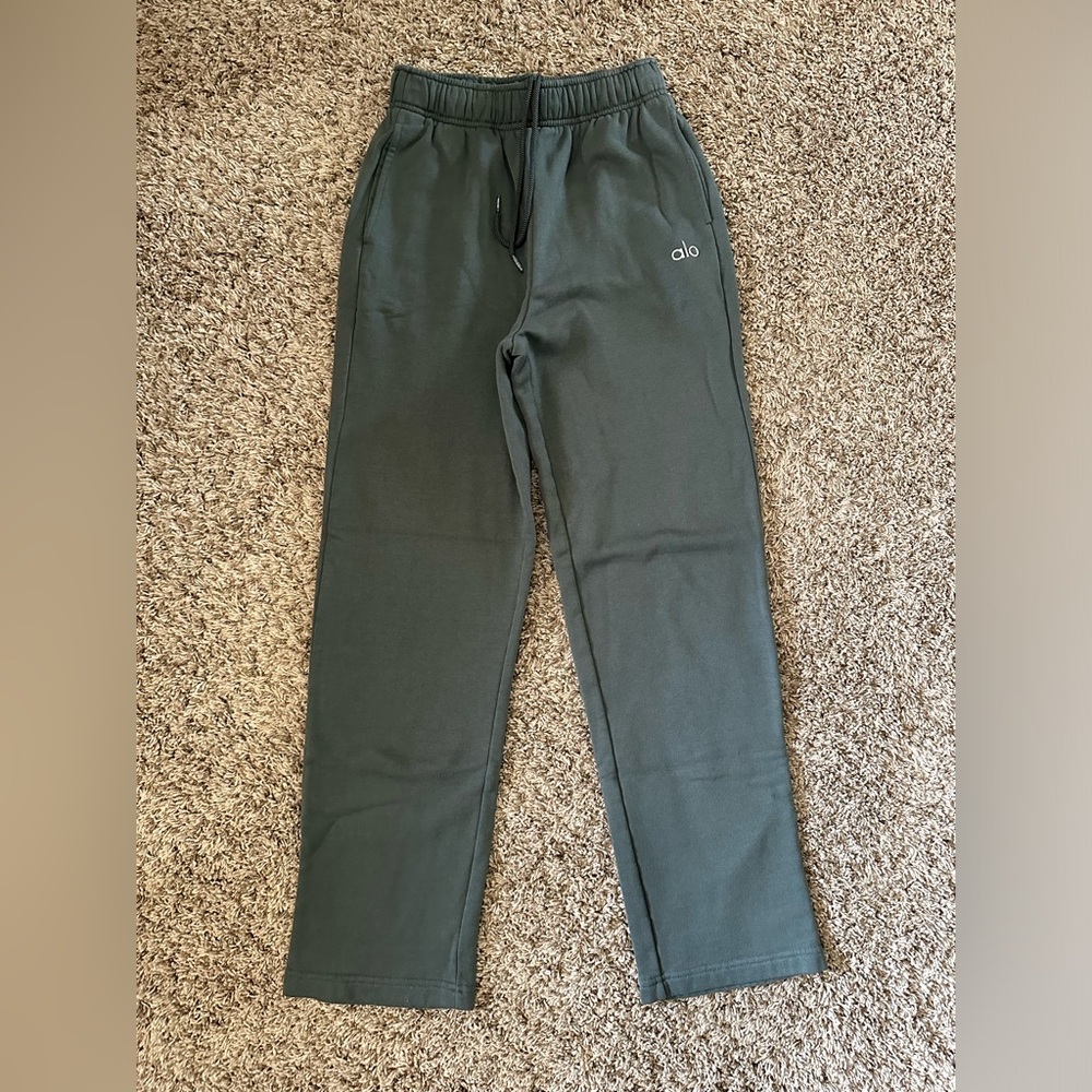Alo Yoga Accolade Straight Leg - XS - Dark Cactus